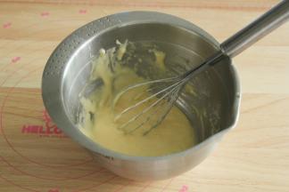 用蛋抽之字形混合成均匀无颗粒蛋黄糊。放在一旁备用。