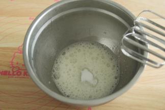 取出冷冻的蛋白，冰渣状，更容易打发。电动打蛋器高速开始打，打到鱼眼泡，加入1/3细砂糖。