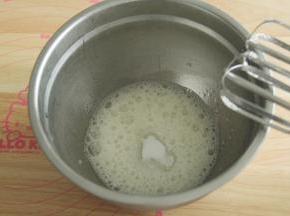 取出冷冻的蛋白，冰渣状，更容易打发。电动打蛋器高速开始打，打到鱼眼泡，加入1/3细砂糖。