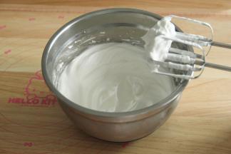 继续打到气泡变细，再加1/3细砂糖。等打到出现明显纹路，加入最后的细砂糖，继续高速打。中途可以停下，提起打蛋头观察蛋白打发状态。打到如图干性发泡，提起打蛋头，小弯钩状态，接近硬性发泡。再用低速打几圈，整理大气泡。打好的蛋白，细腻有光泽！