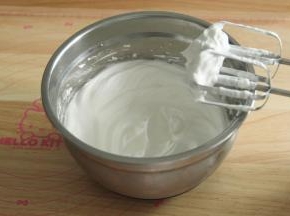 继续打到气泡变细，再加1/3细砂糖。等打到出现明显纹路，加入最后的细砂糖，继续高速打。中途可以停下，提起打蛋头观察蛋白打发状态。打到如图干性发泡，提起打蛋头，小弯钩状态，接近硬性发泡。再用低速打几圈，整理大气泡。打好的蛋白，细腻有光泽！