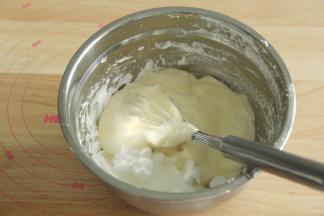 倒回到剩余蛋白霜中，同样操作，混匀。然后用刮刀将盆边和盆底的部分再翻拌几下。