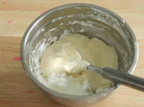 倒回到剩余蛋白霜中，同样操作，混匀。然后用刮刀将盆边和盆底的部分再翻拌几下。