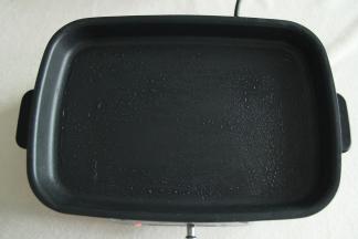 准备好不粘平底锅，烧热后用毛刷刷一层薄薄的油。