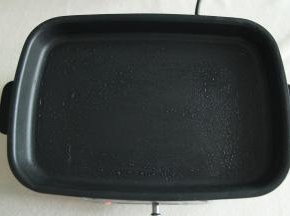 准备好不粘平底锅，烧热后用毛刷刷一层薄薄的油。