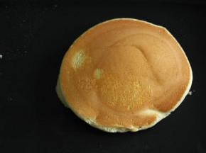 安置好面糊，3个一起煎哈。迅速在面糊周围空的地方，用小勺子淋点清水，然后盖上锅盖，小火单面煎2-3分钟。然后开盖，用刮刀快速翻面，再盖上锅盖煎2-3分钟。