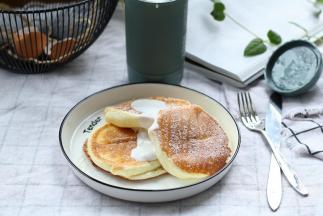 煎完，关火。然后慢慢开盖，取出煎好的舒芙蕾松饼，放入盘子。撒上糖粉，淋上适量枫糖浆，再淋上一到两勺酸奶即可。开吃吧！超松软！