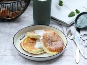 煎完，关火。然后慢慢开盖，取出煎好的舒芙蕾松饼，放入盘子。撒上糖粉，淋上适量枫糖浆，再淋上一到两勺酸奶即可。开吃吧！超松软！