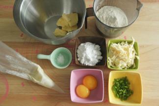 准备材料。先将黄油提前切小块软化备用，夏天室温即可。软化到用刮刀可以轻易抹开。沙拉酱装入裱花袋备用。