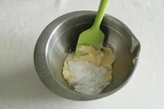 糖粉加入到软化好的黄油中。