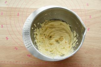 继续用电动打蛋器打到蛋黄和黄油糊完全混合均匀。一定要常温蛋液，防止温差使黄油油水分离。盆边也要刮下，都要打到。打发好的黄油糊，顺滑细腻，蓬松。加入盐。