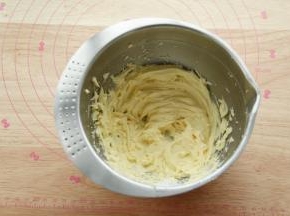 继续用电动打蛋器打到蛋黄和黄油糊完全混合均匀。一定要常温蛋液，防止温差使黄油油水分离。盆边也要刮下，都要打到。打发好的黄油糊，顺滑细腻，蓬松。加入盐。