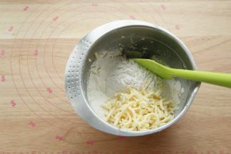 然后筛入全部粉类，放入马苏里拉芝士碎。