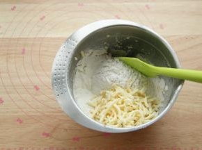 然后筛入全部粉类，放入马苏里拉芝士碎。