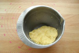 切拌按压至无干粉。如果不好操作，可以带手套按压操作。夏天室温高，混合好的面团会有一些软，没有关系，能成团即可。