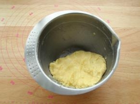 切拌按压至无干粉。如果不好操作，可以带手套按压操作。夏天室温高，混合好的面团会有一些软，没有关系，能成团即可。