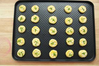 然后先刷一层蛋黄液。再挤上沙拉酱。M型，裱花袋剪小口挤。适量就行，形状自己看着挤，不要太丑就行。最后撒上一点点葱花。