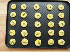 然后先刷一层蛋黄液。再挤上沙拉酱。M型，裱花袋剪小口挤。适量就行，形状自己看着挤，不要太丑就行。最后撒上一点点葱花。