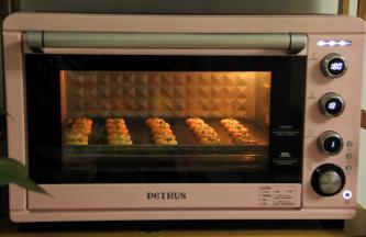 放入预热好的烤箱中层偏下位置，180度，烤16分钟。烤的时候散出阵阵葱香和芝士香。烤到金黄略微上色。