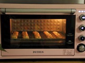 放入预热好的烤箱中层偏下位置，180度，烤16分钟。烤的时候散出阵阵葱香和芝士香。烤到金黄略微上色。