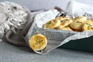 咬一口，略脆的马苏里拉芝士，加上烤干的酸甜沙拉酱，层次丰富，咸香味浓，清新不油腻，好吃！