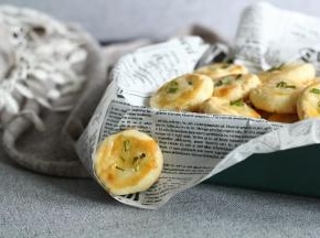 咬一口，略脆的马苏里拉芝士，加上烤干的酸甜沙拉酱，层次丰富，咸香味浓，清新不油腻，好吃！