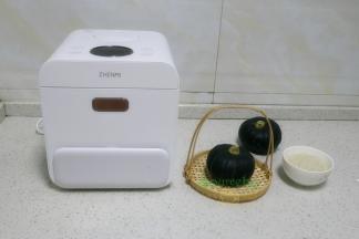 食材：大米、南瓜。
工具：臻米蒸汽电饭锅，这种电饭锅可以把大米、南瓜含糖过滤，米汤分离，米饭粒粒分明，香软可口，很适合长辈哦。自从家里有了这个电饭锅，我奶奶天天用它来煲饭。