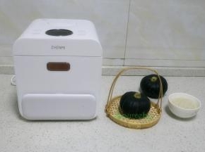 食材：大米、南瓜。
工具：臻米蒸汽电饭锅，这种电饭锅可以把大米、南瓜含糖过滤，米汤分离，米饭粒粒分明，香软可口，很适合长辈哦。自从家里有了这个电饭锅，我奶奶天天用它来煲饭。