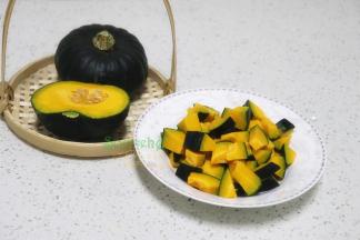 南瓜用盐搓一搓外皮，对半切开，去南瓜籽，切小块。这个南瓜很嫩，可以吃，不需要去皮。