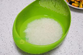 大米清洗干净，浸泡5分钟，大米通过浸泡，煮饭可以缩短时间，省电，米饭更香软。