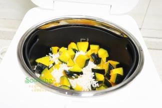 把大米、南瓜放在电饭锅蒸格上，这个电饭锅有个蒸格，可以把米饭和汤分离，把米饭含糖过滤。