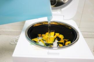 倒入适量的水，大米和南瓜都不要超过最大容量。电饭锅里有刻度表，可以按上面的用量倒入水和大米。