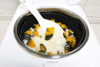 煮熟的米饭默认保温，这个时候不能马上开盖，要焖8分钟左右，开盖之后米饭香软，粒粒分明，还有南瓜的淡淡清香，十分美味。