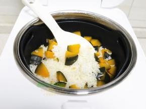 煮熟的米饭默认保温，这个时候不能马上开盖，要焖8分钟左右，开盖之后米饭香软，粒粒分明，还有南瓜的淡淡清香，十分美味。