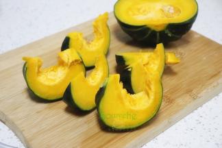 新鲜的南瓜，重量一斤左右，用盐搓洗外皮，然后用清水冲洗。洗净的南瓜切块，去籽。贝贝南瓜的皮可以不去，也会特香哦。为什么要用盐搓洗外皮，因为盐可以杀菌消毒，可以把南瓜外皮的清洗得更干净。