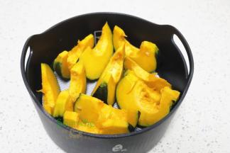 切块的南瓜，放入电饭锅的蒸格上，均匀摆放，如果是蒸锅，也可以用相同的方法。