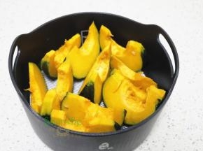 切块的南瓜，放入电饭锅的蒸格上，均匀摆放，如果是蒸锅，也可以用相同的方法。
