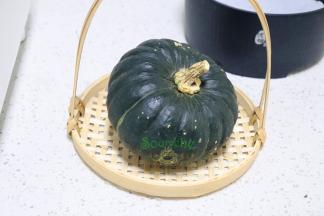 食材：贝贝南瓜（板栗南瓜）1个，工具：电饭锅或蒸锅都可以。用电饭锅特别简单哦，不管在家里，还是宿舍都可以做。