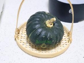 食材：贝贝南瓜（板栗南瓜）1个，工具：电饭锅或蒸锅都可以。用电饭锅特别简单哦，不管在家里，还是宿舍都可以做。
