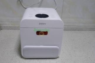 合上电饭锅盖子，选择“营养蒸”水煮沸之后，约5分钟即可。如果整个南瓜蒸，大约需要10分钟左右。