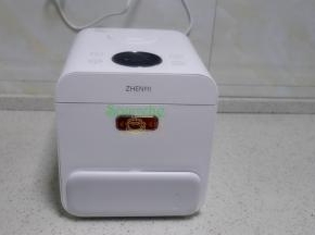 合上电饭锅盖子，选择“营养蒸”水煮沸之后，约5分钟即可。如果整个南瓜蒸，大约需要10分钟左右。
