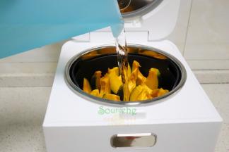 把蒸笼放入电饭锅里，倒入适量的饮用水，大约2小碗的水量。每个锅不通过，水用量略有差异。