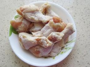 2.鸡翅洗净，用刀划几个小口（方便入味）