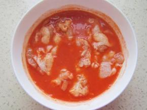 5.鸡翅渍入烤肉料内。盖上保鲜膜，冷藏腌渍4小时以上（或放冰箱过夜）