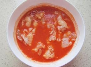 5.鸡翅渍入烤肉料内。盖上保鲜膜，冷藏腌渍4小时以上（或放冰箱过夜）