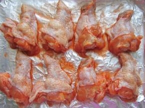 6.烤盘铺锡纸，鸡翅以相同的间隙放好