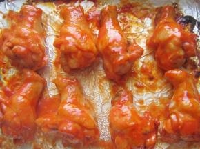 8.均匀的刷上一层剩下的汁水，烤几分钟后，  再拿出来刷一层搅拌均匀的汁