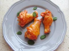 9.烤好的鸡翅装盘，以少量薄荷叶装饰，即可食用