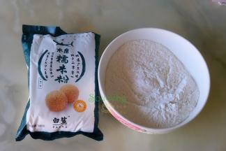 糯米粉倒入一个大的陶瓷碗里，或玻璃碗。千万不能要用不锈钢的，容易发黑。