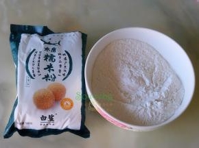 糯米粉倒入一个大的陶瓷碗里，或玻璃碗。千万不能要用不锈钢的，容易发黑。